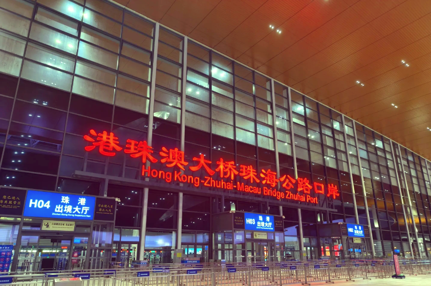 灯火通明的港珠澳大桥口岸