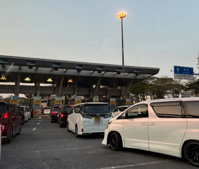 深圳湾口岸车流两地牌车辆实景图 深圳湾口岸车流两地牌车辆实景图